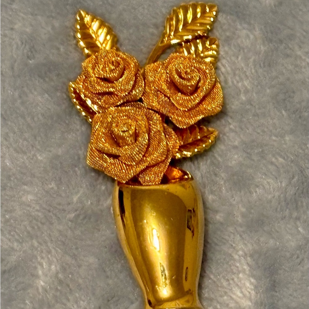 Vintage unsigned gold tone gorgeous vase with intricate mesh flowers